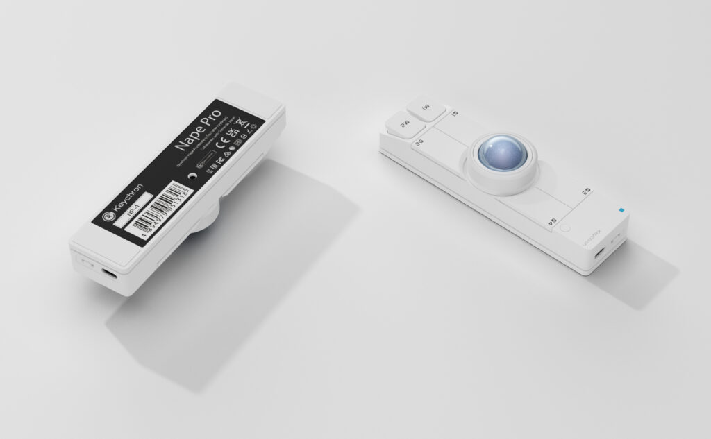 키크론 Nape Pro 화이트의 바닥면 제품 라벨과 측면 USB-C 단자