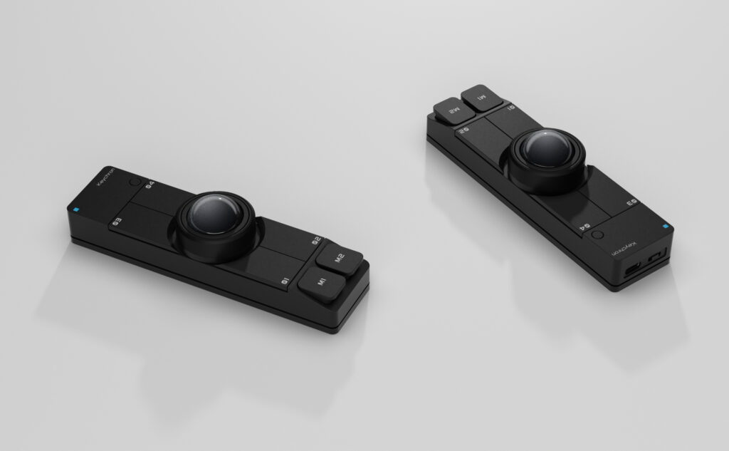 키크론 Nape Pro 블랙 두 대를 양쪽에서 본 모습 — 트랙볼과 M1·M2 버튼, 측면 USB-C 단자