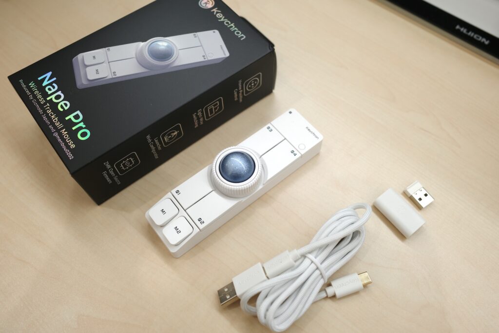 키크론 Nape Pro 화이트 본체와 USB 케이블, 2.4GHz 리시버 및 어댑터