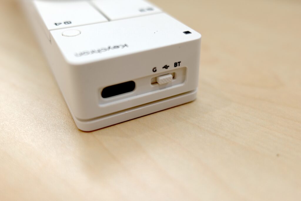 키크론 Nape Pro의 USB-C 포트와 유선 2.4GHz 블루투스 전환 스위치