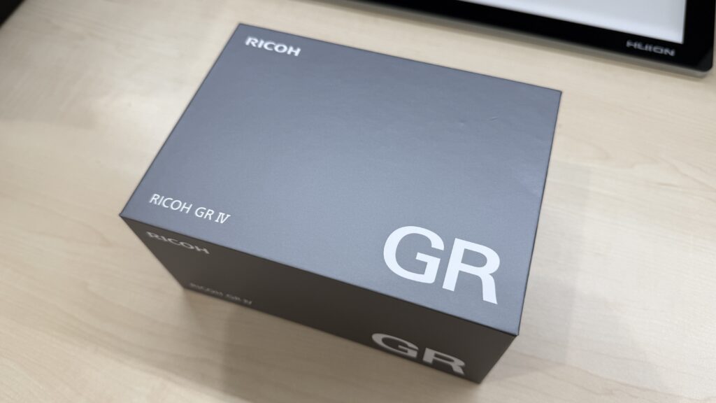 개봉하기 전 밀봉된 리코 GR4 제품 상자