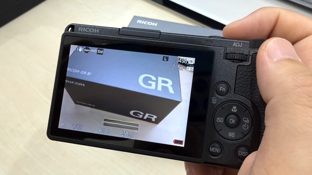 리코 GR4 첫 전원 화면에 표시된 내장 메모리 촬영 가능 매수와 부족한 배터리 잔량