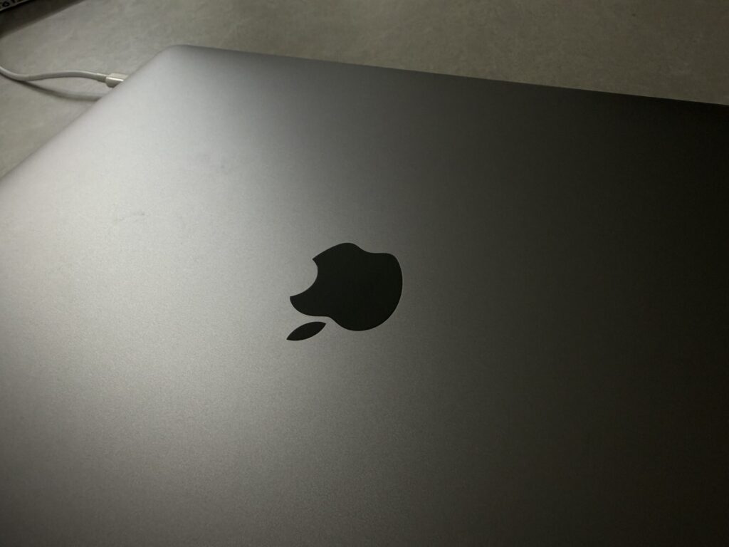 오랜 사용 흔적이 남은 2018년형 MacBook Pro 상판