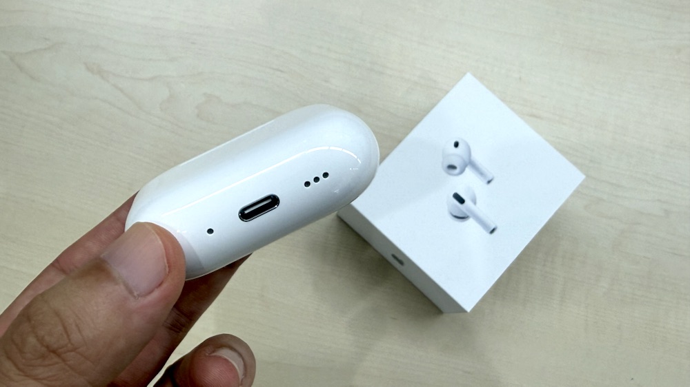 에어팟 프로 3 충전 케이스 아래쪽 USB-C 단자와 스피커