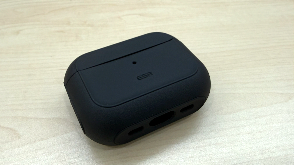 ESR 케이스 아래쪽의 USB-C 단자와 주변 개방부