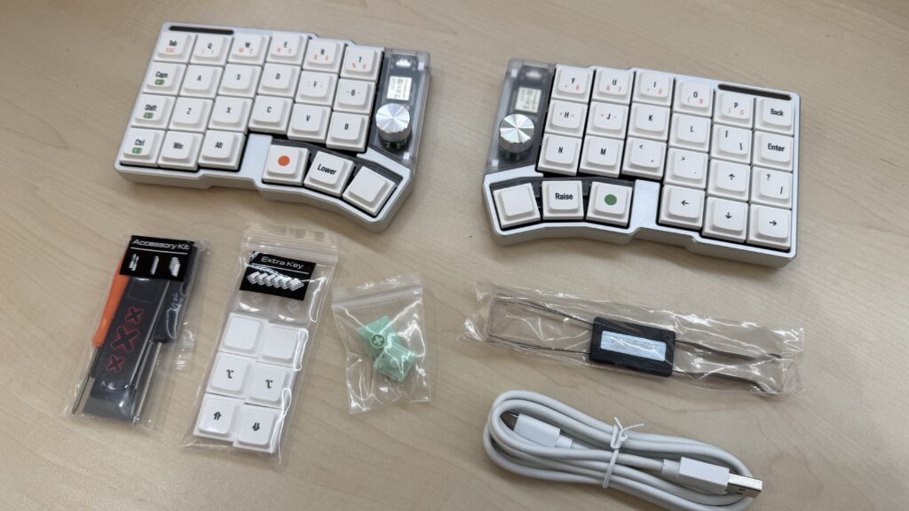 코르닉스 LP 분할 키보드 본체와 USB 케이블, 여분 키캡 구성