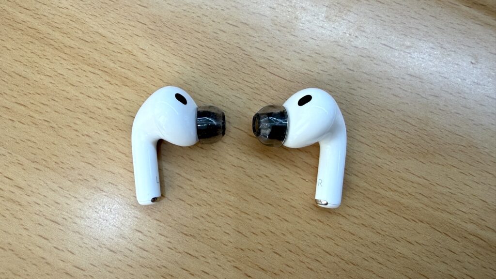 셀라스텍 II를 양쪽 AirPods Pro 3에 장착한 모습