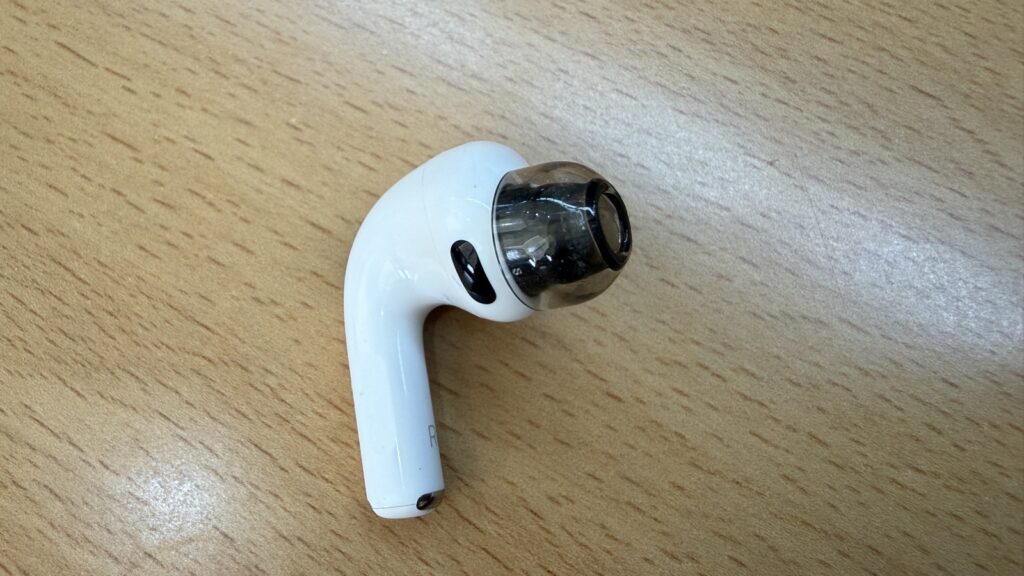 AirPods Pro 3에 장착한 셀라스텍 II 이어팁 확대 모습