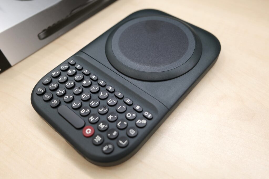 클릭스 파워 키보드 전면과 원형 영문 QWERTY 키 배열
