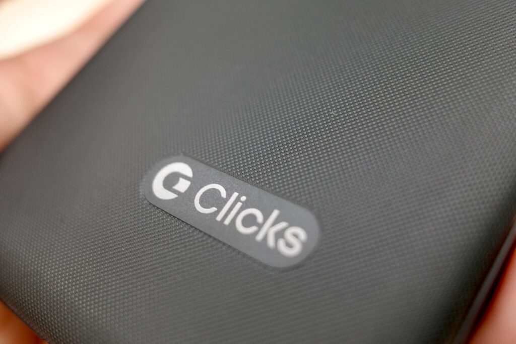 클릭스 파워 키보드 뒷면의 격자 텍스처와 Clicks 로고 근접 사진