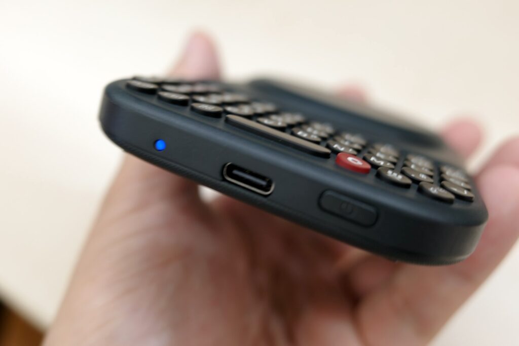키보드 하단의 파란 표시등과 USB-C 단자, 전원 버튼