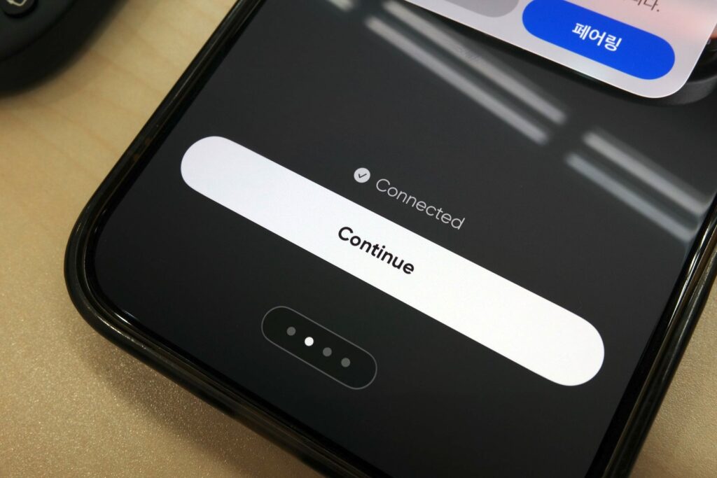 클릭스 앱의 연결 완료 화면 — Connected 표시 아래 Continue 버튼이 떠 있다