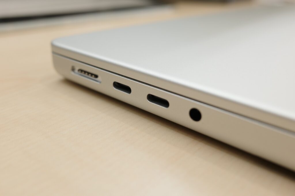 리퍼비시 맥북 프로 왼쪽 측면의 MagSafe USB-C 이어폰 단자 주변