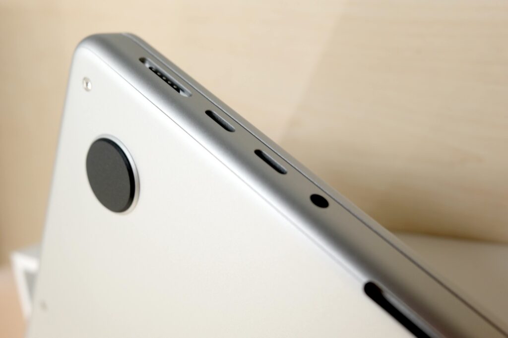 애플 공식 리퍼비시 맥북 프로 바닥 모서리와 MagSafe USB-C 이어폰 단자