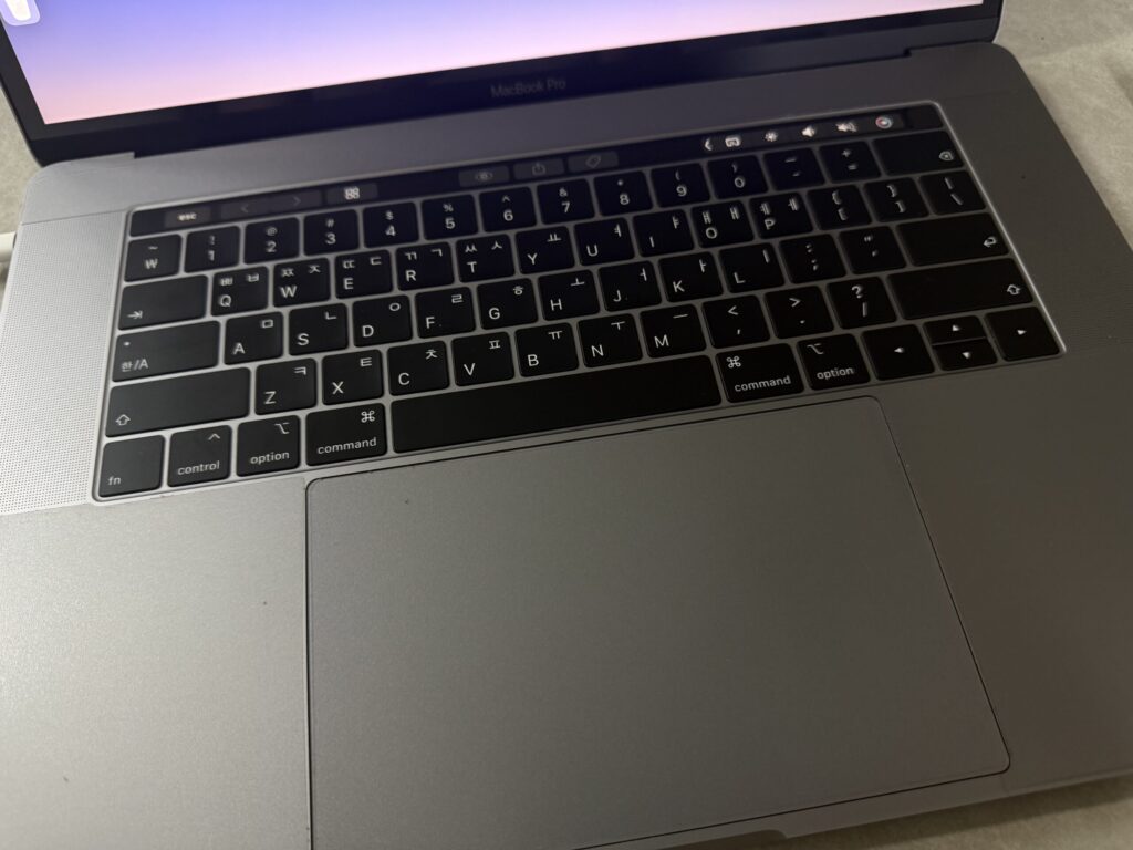 키보드와 Touch Bar가 보이는 2018년형 MacBook Pro