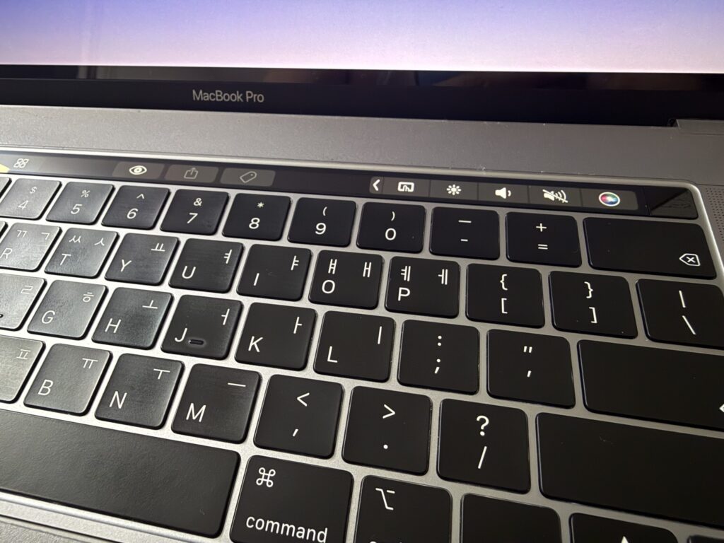 2018년형 MacBook Pro의 키보드와 Touch Bar
