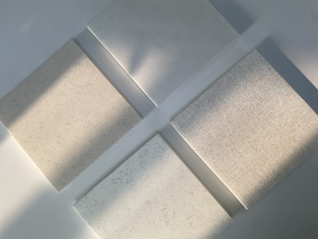 햇빛 아래 놓인 파파폼즈 사일런트매트의 밝은 색상 샘플 네 가지