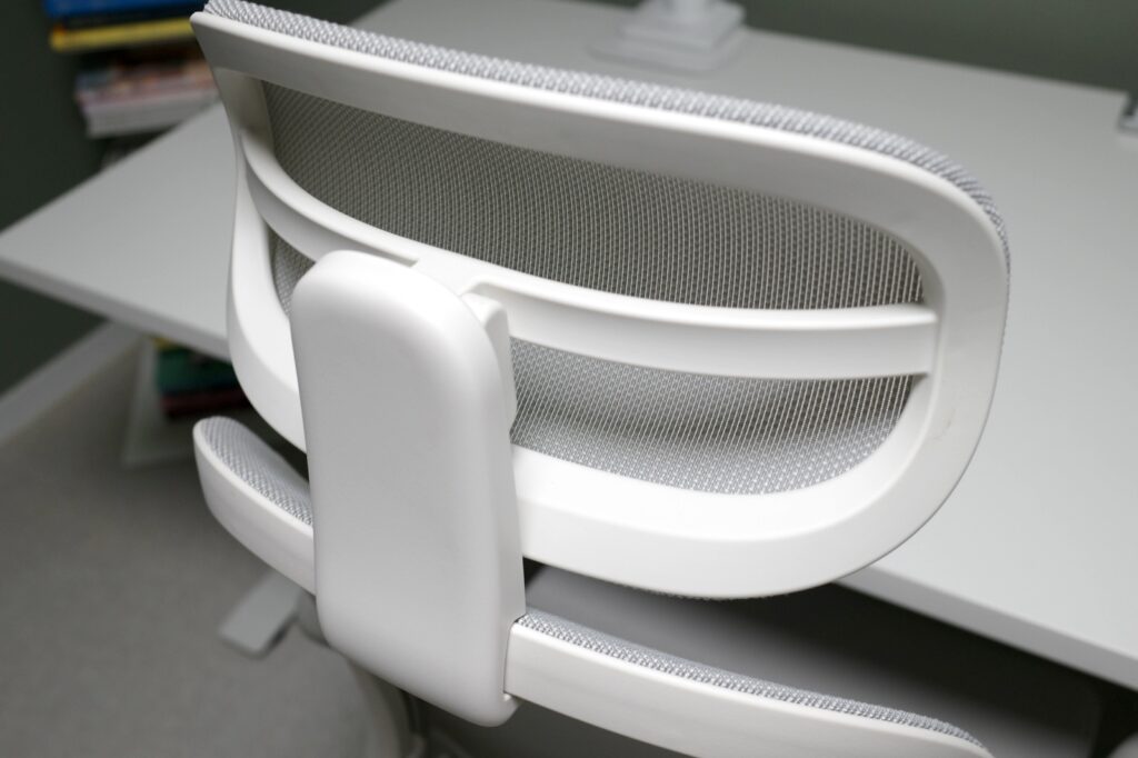 뒤에서 본 T60 AIR 헤드레스트의 메시 받침과 조절 관절