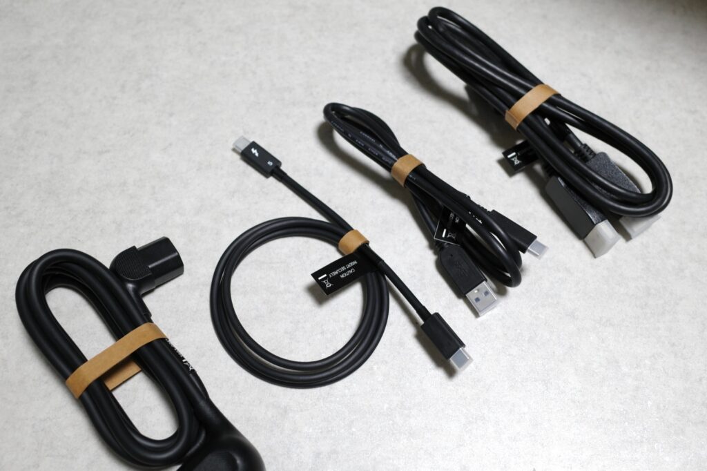 삼성 뷰피니티 S85TH에 동봉된 DisplayPort와 Thunderbolt 5, USB-A–USB-C, 전원 케이블