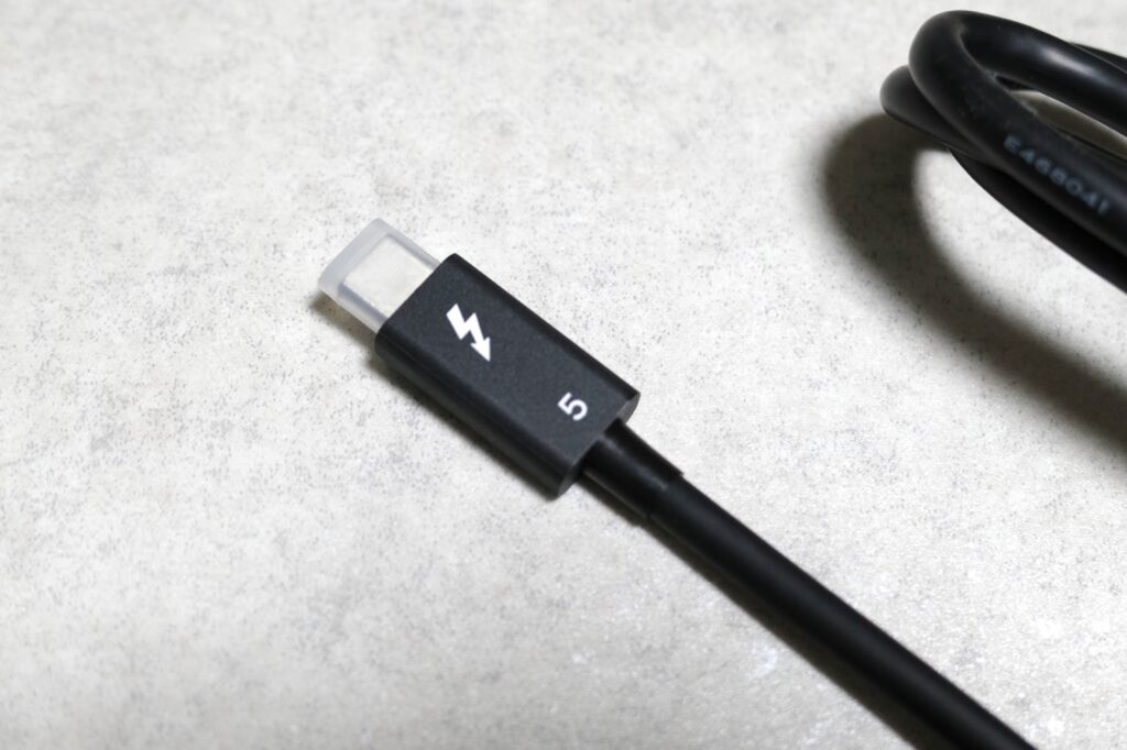 번개 표시와 숫자 5가 인쇄된 삼성 뷰피니티 S85TH 동봉 Thunderbolt 5 케이블