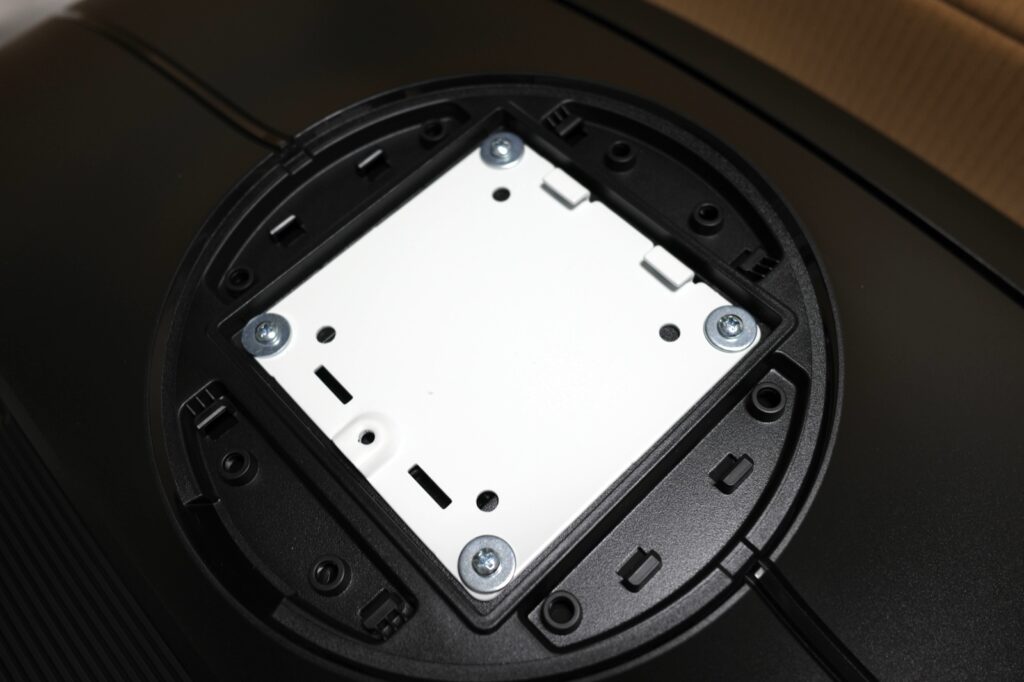 삼성 뷰피니티 S85TH에 체결한 100×100mm VESA 어댑터