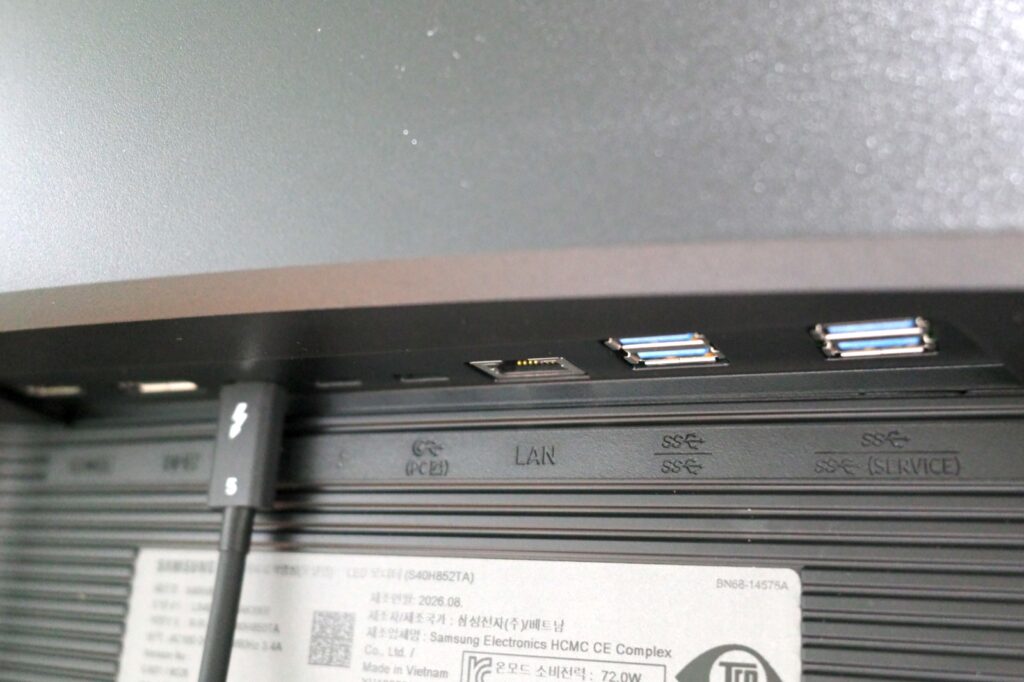 Thunderbolt 5와 USB-C 업스트림, LAN, USB-A가 배치된 삼성 뷰피니티 S85TH 후면